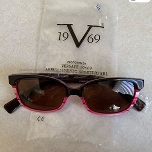 Sunglasses Versace 19V69 Glasses (52 15 145) Abbigliamento Sport Black and Pink.